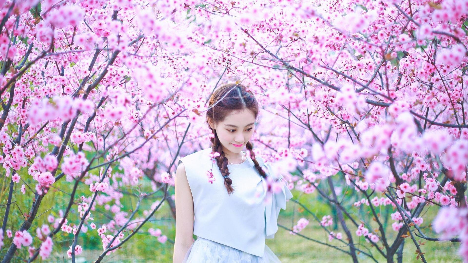 赛道与球场的双线叙事，当体育竞技的终极悬念同时上演