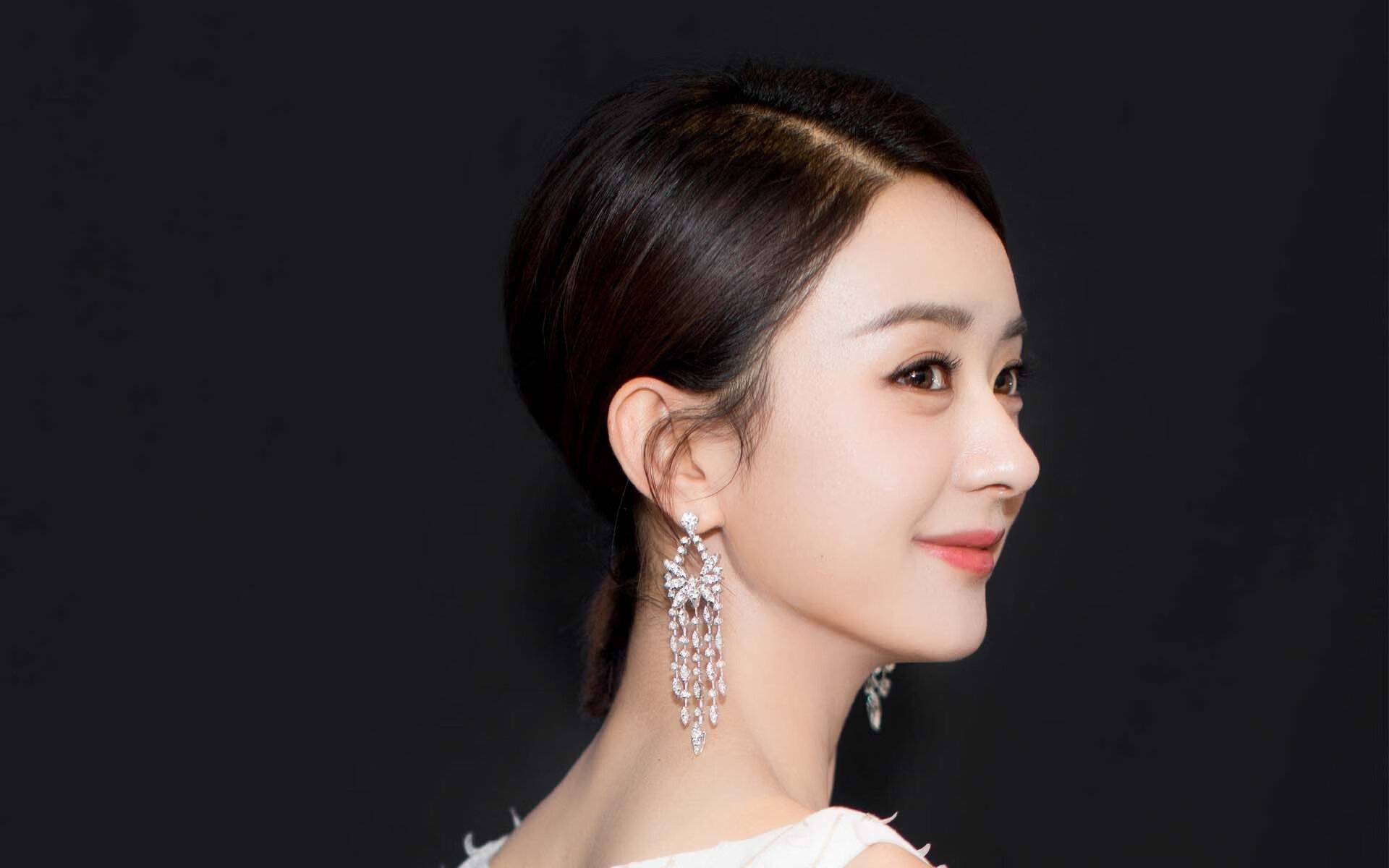 当奥斯梅恩定义巨星新维度时，中国足球的完胜给出了另一个答案